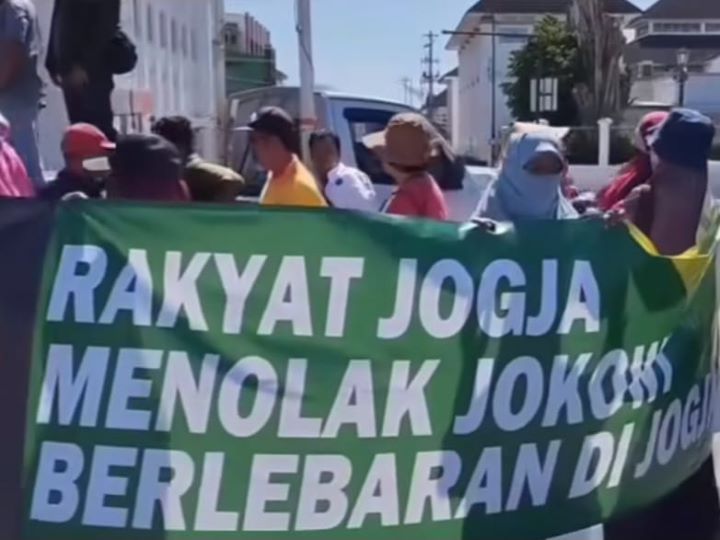 Massa menggelar demonstrasi di Titik Nol Kilometer Yogyakarta. Foto: IG, @terang_media (tangkap layar)