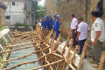 Wakil Camat Matraman, Muhammad Husnul Fauzi bersama unsur Satpel Sumber Daya Air (SDA) meninjau lokasi longsor yang tengah dilakukan penanganan awal di RT 17/13, Kelurahan Utan Kayu Selatan (UKS), Matraman, Jakarta Timur, Rabu (6/3) siang. Foto: Ist