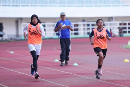 Mellenia Dinda Saputri dan Eka Nurul Permatasari adalah dua wasit wanita tangguh di antara 22 wasit pria lain pada seleksi dan kursus wasit Lisensi C1 yang bergulir 2-8 Maret 2024 di Bogor.