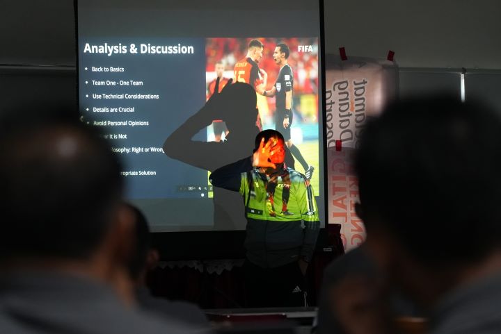 Memasuki hari keempat seleksi dan kursus wasit lisensi C1, seluruh materi dibawakan khusus oleh instruktur wasit FIFA, Subkhiddin Mohd Salleh.