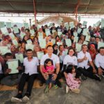 Menteri Agraria dan Tata Ruang/Kepala Badan Pertanahan Nasional (ATR/BPN), Agus Harimurti Yudhoyono (AHY) di tengah masyarakat Banyuwangi yang telah menerima sertipikat tanah elektronik. Foto: humas