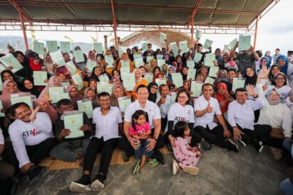 Menteri Agraria dan Tata Ruang/Kepala Badan Pertanahan Nasional (ATR/BPN), Agus Harimurti Yudhoyono (AHY) di tengah masyarakat Banyuwangi yang telah menerima sertipikat tanah elektronik. Foto: humas