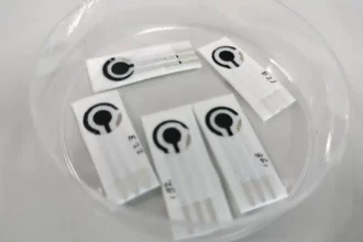 Strip elektroda biosensor berbasis elektrokimia yang dikembangkan untuk berbagai deteksi penyakit dan bakteri. Foto: humas brin