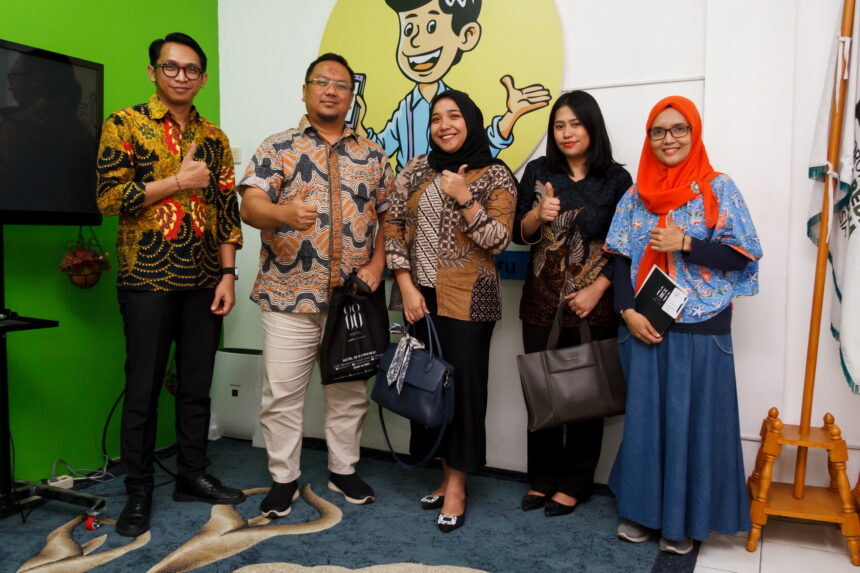 Jajaran Manajemen Hotel 88 Fatmawati dan Redaksi ipol.id. (Alidrian Fahwi/ipol.id)