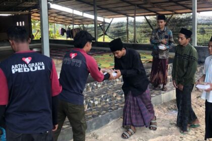 Menyambut Hari Raya Lebaran yang penuh berkah, Artha Graha Peduli bersama PT Makmur Elok Graha kembali menggelar Pasar Murah sembako pada 8 titik yang tersebar di Pulau Rempang dan Galang.