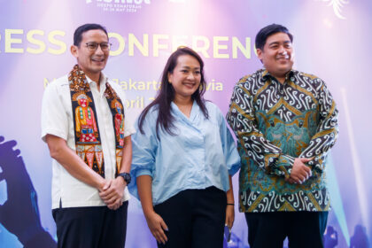 Menteri Pariwisasta dan Ekonomi Kreatif RI Sandiaga Uno, President Director PT Java Festival Production Dewi Gontha, dan Senior Vice President Operations and Government Relations Accor Indonesia & Malaysia Adi Satria saat konferensi pers BNI Java Jazz Festival 2024 di Mercure Jakarta Batavia, Senin (22/4/2024) pagi. (Alidrian Fahwi/ipol.id)