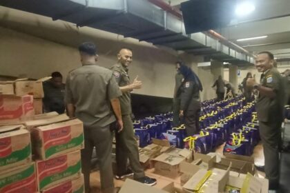 Suasana puluhan anggota Satpol PP Jakarta Selatan saat menerima sebanyak 130 paket sembako dari Kasatpol PP Jakarta Selatan nonaktif, Nanto Dwi Subekti di lantai basement 2 Kantor Wali Kota Jakarta Selatan, Kebayoran Baru, pada Senin (1/4). Foto: Ist
