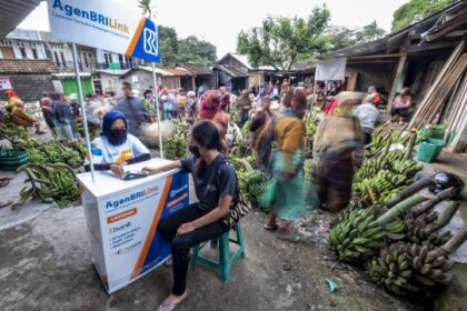 PT Bank Rakyat Indonesia (Persero) Tbk melalui 796 ribu agen laku pandainya yakni AgenBRILink siap melayani berbagai kebutuhan perbankan nasabah. Foto: Dok BRI