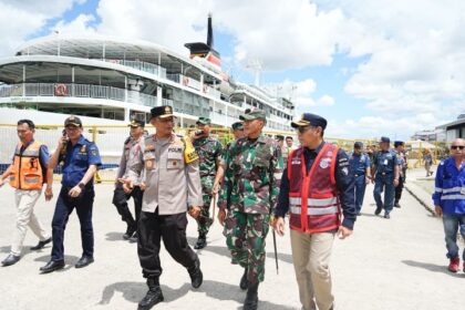 Pangdam VI/Mulawarman (MLW) dan Kapolda Kaltim didampingi Danrem 091/ASN, Brigjen TNI Yudhi Prasetiyo S.IP, beserta rombongan, meninjau kegiatan arus mudik, Pos Pelayanan Terpadu dan Pemberian Bansos kepada personil pengamanan lebaran di wilayah Kota Samarinda.
