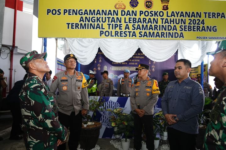 Kapolda Kaltim dan Pangdam VI/Mulawarman Ikut Patroli Pastikan Keamanan Jelang Idul Fitri di Samarinda 2 Pangdam VI/Mulawarman (MLW) dan Kapolda Kaltim didampingi Danrem 091/ASN, Brigjen TNI Yudhi Prasetiyo S.IP, beserta rombongan, meninjau kegiatan arus mudik, Pos Pelayanan Terpadu dan Pemberian Bansos kepada personil pengamanan lebaran di wilayah Kota Samarinda.