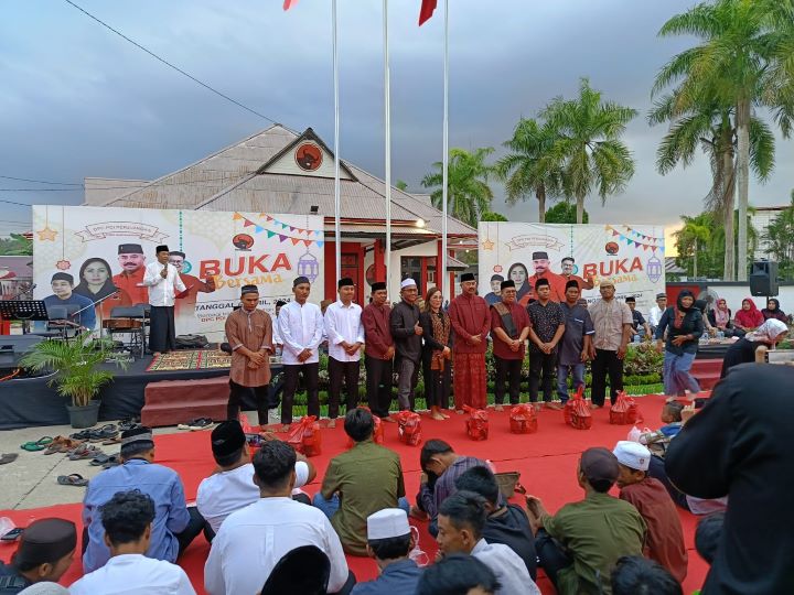 DPC PDIP Kabupaten Kutai Kartanegara (Kukar) mengadakan buka puasa bersama di kantor DPC, Sabtu, (6/4/2024). Foto: Ist