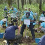 Sebagai salah satu bentuk nyata program TJSL, Finnet telah melakukan penanaman 275 pohon di kawasan Perhutani Cikole Bandung, Jawa Barat. Foto: Telkom Indonesia