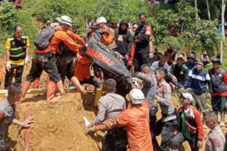 Proses evakuasi korban yang tertimbun longsor di Kabupaten Garut, Jawa Barat, pada Jumat (26/4) siang. Foto: BPBD Kabupaten Garut