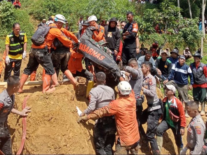 Proses evakuasi korban yang tertimbun longsor di Kabupaten Garut, Jawa Barat, pada Jumat (26/4) siang. Foto: BPBD Kabupaten Garut