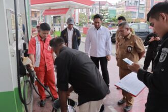 Kasat Reskrim Polres Kutai Timur AKP Dimitri Mahendra Kartika, S.I.K., M.Si Bersama Disperindag Kab.Kutai Timur Lakukan Sidak di SPBU wilayah Sangata pada Senin (01/04/2024) pukul 10.15 Wita.