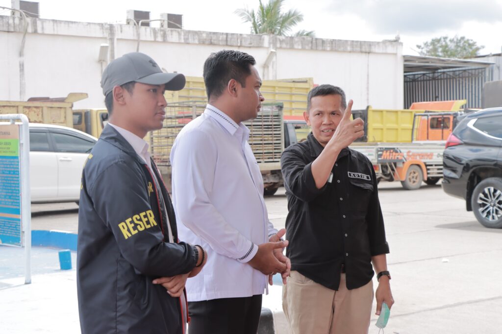 Kasat Reskrim Polres Kutai Timur AKP Dimitri Mahendra Kartika, S.I.K., M.Si Bersama Disperindag Kab.Kutai Timur Lakukan Sidak di SPBU wilayah Sangata pada Senin (01/04/2024) pukul 10.15 Wita. 