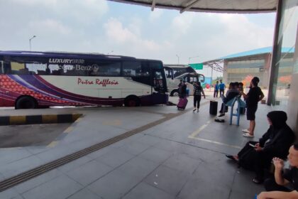 Para pemudik sedang menunggu bus di area keberangkatan di Terminal Bus Terpadu Pulogebang, Cakung, Jakarta Timur, Senin (1/4). Foto: Ist