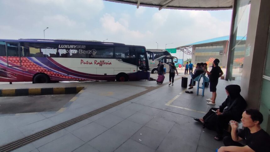 Para pemudik sedang menunggu bus di area keberangkatan di Terminal Bus Terpadu Pulogebang, Cakung, Jakarta Timur, Senin (1/4). Foto: Ist