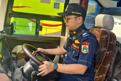 Petugas Tim Penguji dari Dinas Perhubungan saat memeriksa, mengecek stir dan klakson bus Antar Kota Antar Provinsi (AKAP) di Terminal Kampung Rambutan, Jakarta Timur, belum lama ini. Foto: dok humas