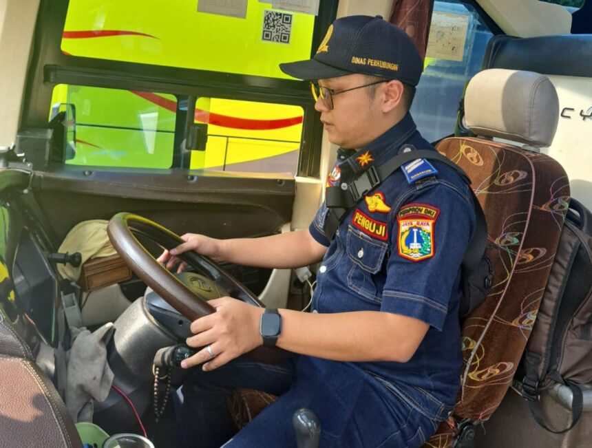 Petugas Tim Penguji dari Dinas Perhubungan saat memeriksa, mengecek stir dan klakson bus Antar Kota Antar Provinsi (AKAP) di Terminal Kampung Rambutan, Jakarta Timur, belum lama ini. Foto: dok humas