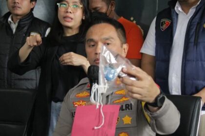 Kapolres Metro Jakarta Barat, Kombes Pol M Syahduddi saat menunjukkan barang bukti pada awak media dalam konfrensi pers pengungkapan kasus pemerasan dilakukan pelaku oknum driver taksi online berinisial M, 26, di Mapolres Metro Jakarta Barat, Senin (1/4). Foto: dok humas