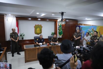 Kapuspenkum Kejaksaan Agung, Ketut Sumedana (kiri) bersama Direktur Penyidikan Jampidsus, Kuntadi dalam jumpa pers di Kejagung, Senin (1/4/2024). Foto: Yudha Krastawan/ipol.id