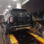 Mobil Rolls Royce berwarna hitam yang diduga milik suami dari artis Sandra Dewi, Harvey Moeis saat dibawa ke Kejaksaan Agung, untuk disita. Foto: Yudha Krastawan/ipol.id
