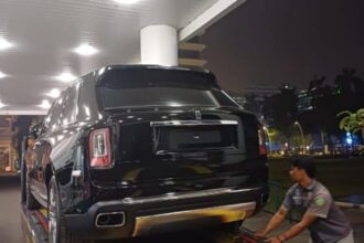 Mobil Rolls Royce berwarna hitam yang diduga milik suami dari artis Sandra Dewi, Harvey Moeis saat dibawa ke Kejaksaan Agung, untuk disita. Foto: Yudha Krastawan/ipol.id