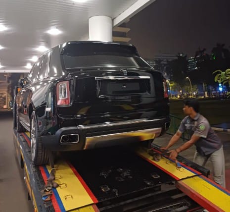 Mobil Rolls Royce berwarna hitam yang diduga milik suami dari artis Sandra Dewi, Harvey Moeis saat dibawa ke Kejaksaan Agung, untuk disita. Foto: Yudha Krastawan/ipol.id