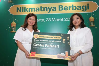 (Kiri-kanan) Associate Director of Marketing McDonald’s Indonesia, Caroline Kurniadjaja dan Associate Director of Communications McDonald's Indonesia, Meta Rostiawati menunjukkan undangan buka puasa gratis di McDonald’s Indonesia dalam kegiatan Media Briefing 'Ragam Program Sosial dan Kemanusiaan Ramadan McDonald’s Indonesia' di Jakarta, belum lama ini. Foto: dok Mcdonald