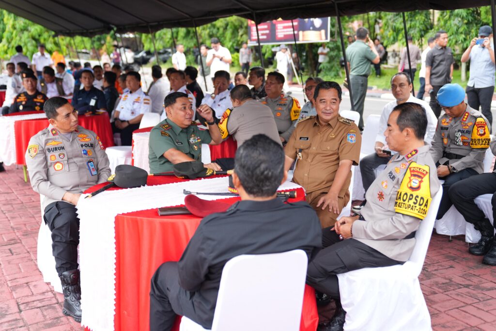 Penjabat Gubernur Sulawesi Selatan (Sulsel), Bahtiar Baharuddin, menyatakan dukungan kepada personil yang bertugas pada Operasi Ketupat 2024, sebagai bentuk layanan kepada masyarakat. 
