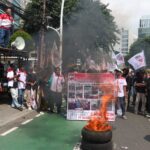 Pengurus Besar Komunitas Aktivis Muda (PB KAMI) saat unjuk rasa di depan Gedung Kementerian Perdagangan (Kemendag), Jakarta, Rabu (3/4) siang. Foto: Joesvicar Iqbal/ipol.id