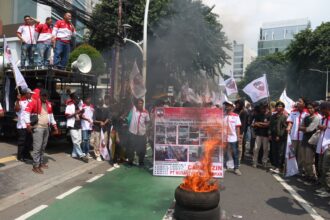 Pengurus Besar Komunitas Aktivis Muda (PB KAMI) saat unjuk rasa di depan Gedung Kementerian Perdagangan (Kemendag), Jakarta, Rabu (3/4) siang. Foto: Joesvicar Iqbal/ipol.id