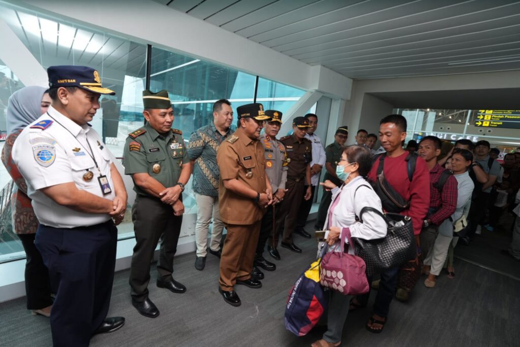 Penerbangan rute Makassar - Banjarmasin yang dibuka maskapai Lion Air, resmi beroperasi mulai hari ini, Rabu, 3 April 2024. Rute ini dilaunching Penjabat Gubernur Sulsel Bahtiar Baharuddin, bersama Kapolda Sulsel, Pangdam IX Hasanuddin, Kajati Sulsel, dan Bupati Maros.