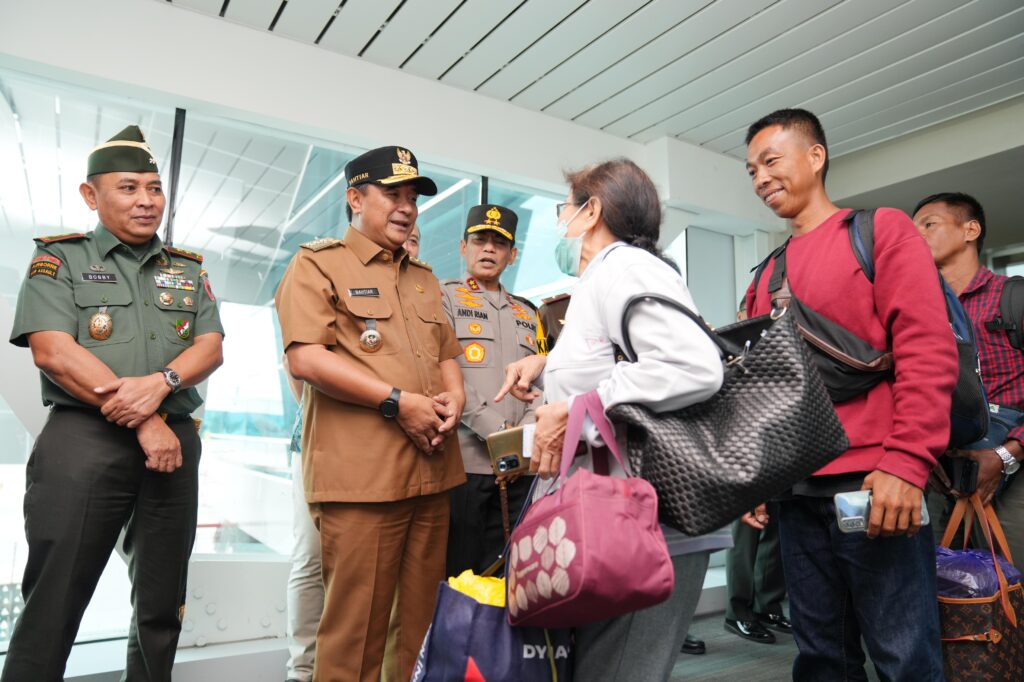 Penerbangan rute Makassar - Banjarmasin yang dibuka maskapai Lion Air, resmi beroperasi mulai hari ini, Rabu, 3 April 2024. Rute ini dilaunching Penjabat Gubernur Sulsel Bahtiar Baharuddin, bersama Kapolda Sulsel, Pangdam IX Hasanuddin, Kajati Sulsel, dan Bupati Maros.
