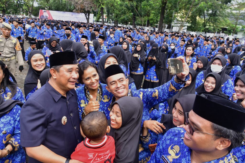 Penjabat Gubernur Sulsel, Bahtiar Baharuddin menyampaikan selamat kepada seluruh PPPK lingkup Pemprov Sulsel yang per hari ini menerima SK sebagai Aparatur Sipil Negara (ASN).