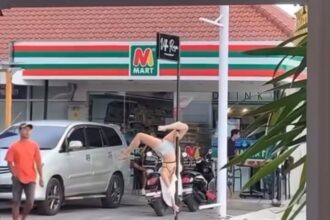 WNA pole dance di tiang pinggir jalan di Canggu, Badung, Bali. Foto: IG, @terangmedia (tangkap layar)
