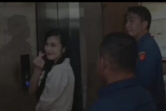 Artis Sandra Dewi saat tiba di Menara Karya Adhyaksa Kejaksaan Agung. Foto: Tangkap layar medsos @kumparan