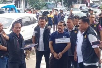 Tersangka Gathan Saleh Hilabi dihadirkan dalam rekonstruksi kasus percobaan pembunuhan di lokasi kejadian perkantoran di Jatinegara digelar Polres Metro Jakarta Timur, pada Kamis (4/4). Foto: Ist