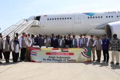 Bantuan kemanusiaan Pemerintah Republik Indonesia (RI) untuk Pemerintah Republik Sudan tiba di Port Sudan, Kamis (4/4) waktu setempat. Serah terima bantuan kemanusiaan dilakukan di ruang VIP Bandara Internasional Port Sudan, antara Deputi Bidang Penanganan Darurat BNPB, Fajar Setyawan dengan Menteri Kesehatan Sudan, Haitham Mohamed Ibrahim, disaksikan jajaran Pemerintah Sudan. Foto: Kemlu