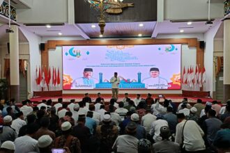 Bupati Kukar Edi Darmansyah saat mengutarakam apresiasinya di hadapan para Kades. Foto: dok humas