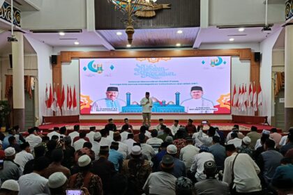 Bupati Kukar Edi Darmansyah saat mengutarakam apresiasinya di hadapan para Kades. Foto: dok humas