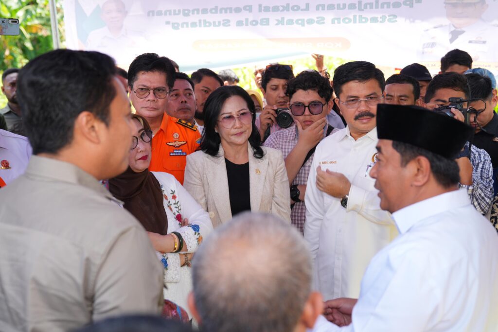 Penjabat Gubernur Sulsel Bahtiar Baharuddin bersama Komisi V DPR RI, meninjau lokasi rencana pembangunan stadion sepak bola, di Sudiang, Kecamatan Biringkanaya, Kota Makassar, Jumat, 5 April 2024. 
