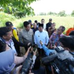 Penjabat Gubernur Sulsel Bahtiar Baharuddin bersama Komisi V DPR RI, meninjau lokasi rencana pembangunan stadion sepak bola, di Sudiang, Kecamatan Biringkanaya, Kota Makassar, Jumat, 5 April 2024.