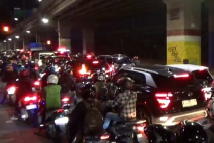 Suasana para pemudik kendaraan roda dua yang mulai memadati Jalan Raya Kalimalang, Duren Sawit, Jakarta Timur, pada Jumat (5/4) malam. Foto: Joesvicar Iqbal/ipol.id