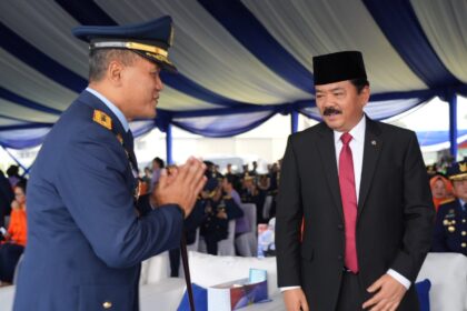 Menteri Koordinator Bidang Politik, Hukum dan Keamanan (Menkopolhukam), Marsekal TNI (Purn) Hadi Tjahjanto saat menghadiri serah terima jabatan Kepala Staf Angkatan Udara (KASAU) di Lanud Halim Perdanakusuma, Jakarta, Jumat (5/4/2024).