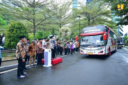 Program ini diselenggarakan untuk berbagi kebahagiaan dan memberikan perhatian kepada pegawai Golongan I/II, petugas keamanan, sopir, dan petugas kebersihan. Foto: PUPR