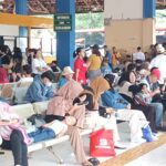 Suasana Terminal Kampung Rambutan, Kecamatan Ciracas, Jakarta Timur, mulai dipadati para pemudik tujuan Jawa dan Sumatera pada Sabtu (6/4) atau H-4 Idul Fitri 1445 Hijriah. Foto: Joesvicar Iqbal/ipol.id