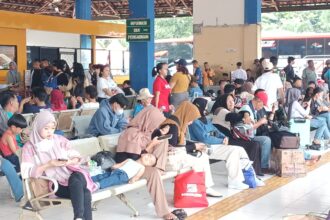 Suasana Terminal Kampung Rambutan, Kecamatan Ciracas, Jakarta Timur, mulai dipadati para pemudik tujuan Jawa dan Sumatera pada Sabtu (6/4) atau H-4 Idul Fitri 1445 Hijriah. Foto: Joesvicar Iqbal/ipol.id