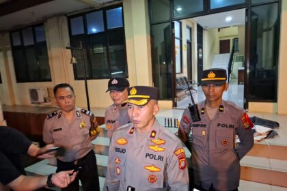 Kapolsek Pesanggrahan, Kompol Tedjo Asmoro dan jajaran usai mengamankan 11 remaja yang konvoi membawa petasan dan bendera di Jalan Ciledug Raya dan Veteran Raya. Foto: Joesvicar Iqbal/ipol.id